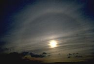 Obrázek 2.9: Cirrostratus fibratus s malým halem